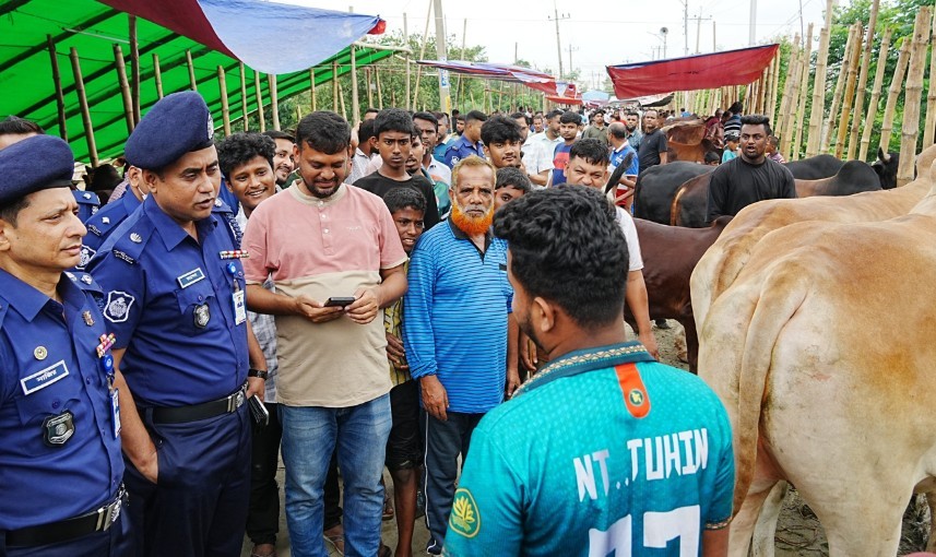 কুমিল্লায় কোরবানির পশুর হাট পরিদর্শন করলেন পুলিশ সুপার